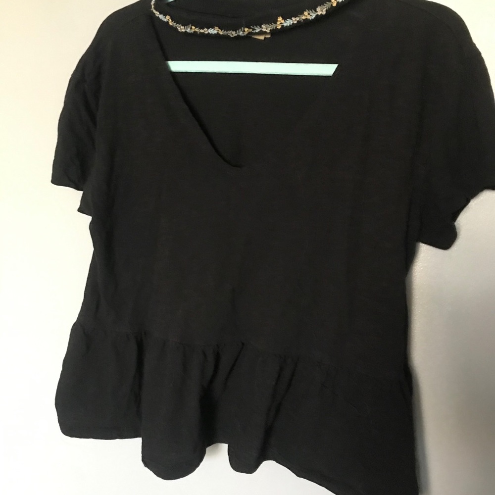 Flowy floral neck strap shirt